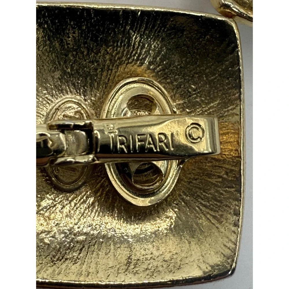 Crown Trifari Cream Enamel Clip On Earrings Gold Tone‎ Square Vintage